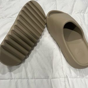 Yeezy slides Tan